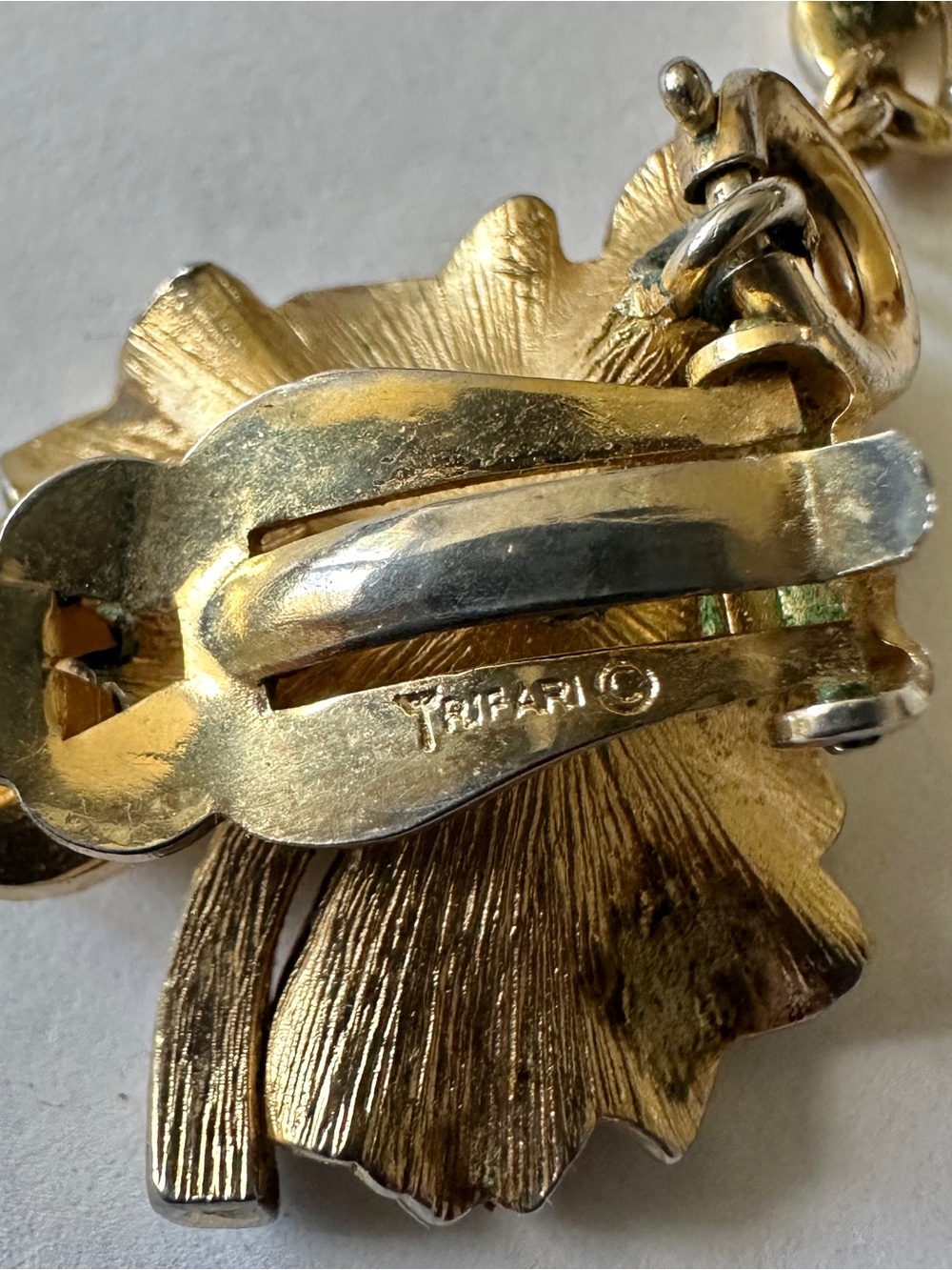 Vintage Crown Trifari Fur Sweater Clips Earrings Gold Tone Rhinestone Bug Leaf - Picture 4 of 14